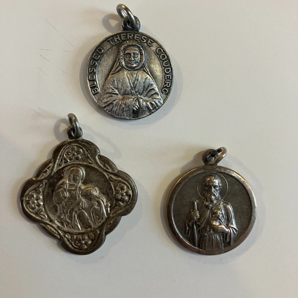 Vintage Religious Jewelry Lot – Sterling Silver Heart, Rosary, Medals, Crosses - Picture 8 of 9